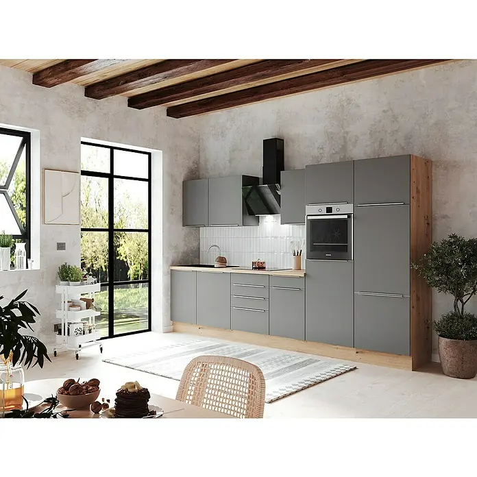 BAUHAUS Küchenzeile Sandra - Breite: 340 cm, Grau, Farbe Korpus: Artisan Eiche, Mit Elektrogeräten - Helle Küche mit grauen Schränken, Holzbalkendecke und Blick ins Grüne durch große Fenster. Der Raum wirkt einladend und modern.