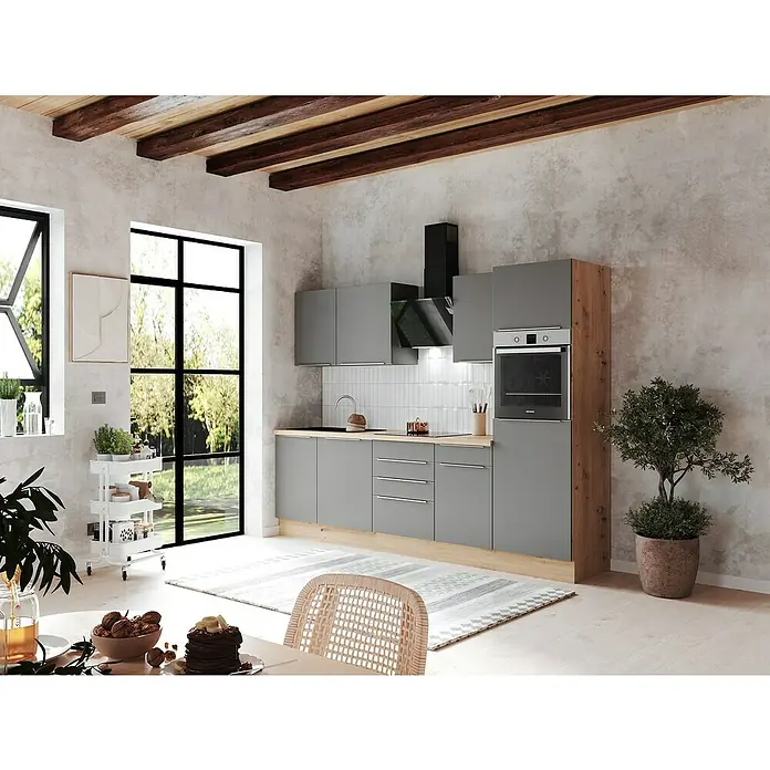 BAUHAUS Küchenzeile Sandra - Breite: 280 cm, Grau, Farbe Korpus: Artisan Eiche, Mit Elektrogeräten - Küchenansicht mit grauen Schränken, Holzakzenten, großen Fenstern und Deckenbalken. Ein Olivenbaum steht neben dem Schrank.