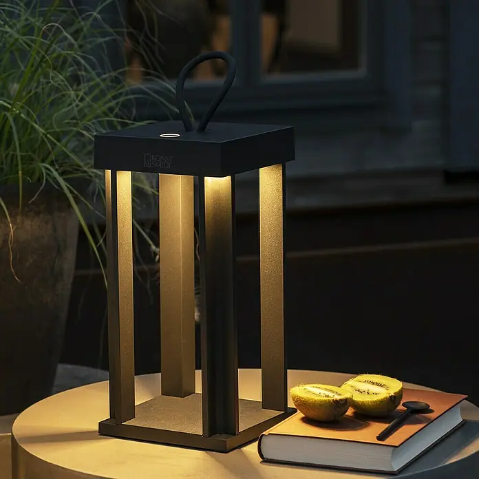 Konstsmide Außenlaterne Cannes - 15 x 15 x 42 cm, Schwarz - Stimmungsvolle LED-Laterne von Konstsmide, perfekt für gemütliche Abende im Freien. Mit praktischem Tragegriff und warmem Licht.