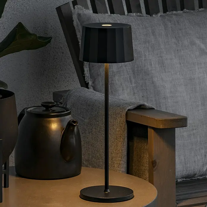 Konstsmide Akku-Tischleuchte Positano - 2,2 W, Schwarz, Warmweiß - Elegante schwarze Tischleuchte mit geriffeltem Schirm und schlankem Fuß, ideal für stimmungsvolle Beleuchtung.