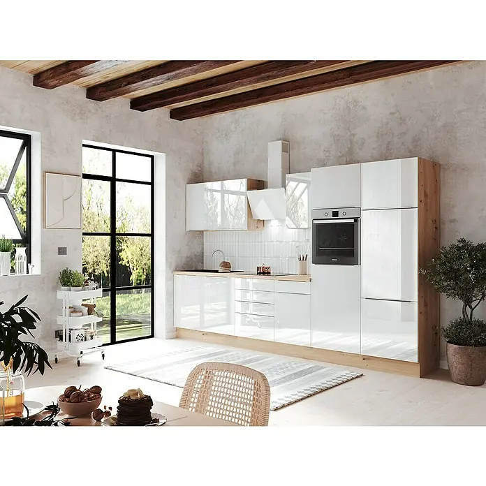 BAUHAUS Küchenzeile Sandra - Breite: 340 cm, Weiß, Farbe Korpus: Artisan Eiche, Mit Elektrogeräten - Helle Küche mit weißen Schränken, Holzbalken und großem Fenster. Stilvolles und modernes Küchendesign mit natürlichem Licht und gemütlicher Atmosphäre.