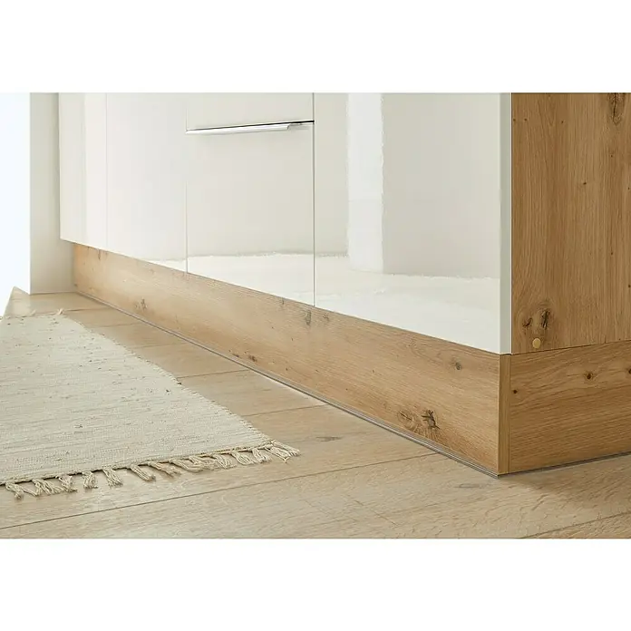 BAUHAUS Küchenzeile Sandra - Breite: 340 cm, Grau, Farbe Korpus: Artisan Eiche, Mit Elektrogeräten - Detailaufnahme eines modernen Küchenschranks mit weißen Fronten und einer Sockelblende in Holzoptik auf hellem Holzboden.