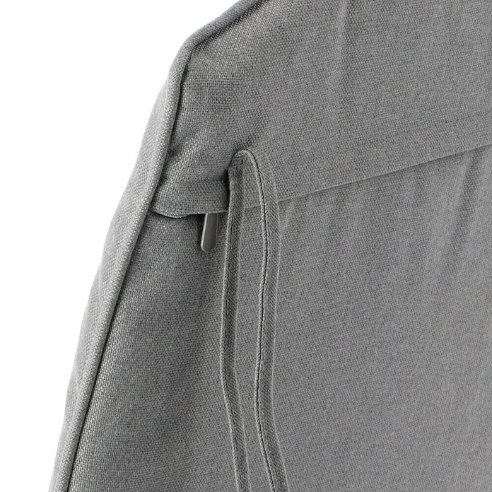 Sitzkissen - Polyester, Grau - Detailaufnahme eines grauen Kissens mit Band zur Befestigung, ideal für Gartenmöbel und bequemes Sitzen im Freien.