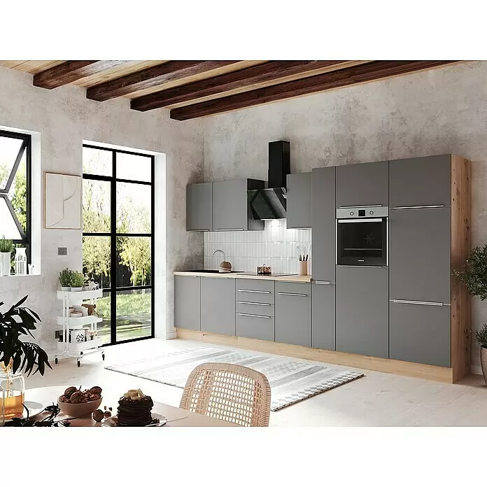 BAUHAUS Küchenzeile Sandra - Breite: 370 cm, Grau, Farbe Korpus: Artisan Eiche, Mit Elektrogeräten - Moderne Küche mit grauen Schränken, hellen Holz-Arbeitsplatten und integrierten Geräten. Sie verfügt über Holzakzente und eine betonartige Wand.