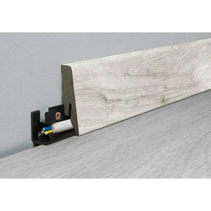 LOGOCLIC Aquaprotect Smart Sockelleiste K58 Rana Oak - 260 cm x 18 mm x 58 mm, MDF/HDF - Sockelleiste mit integriertem Kabelkanal für eine saubere Kabelführung. Praktische Lösung für jedes Zuhause.