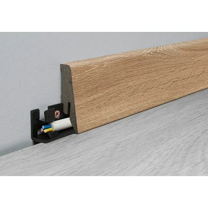 LOGOCLIC Aquaprotect Smart Sockelleiste K58 Molde Oak - 260 cm x 18 mm x 58 mm, MDF/HDF - Sockelleiste mit Kabelkanal aus Holz und schwarzem Kunststoff zur ordentlichen Kabelführung im Innenraum.