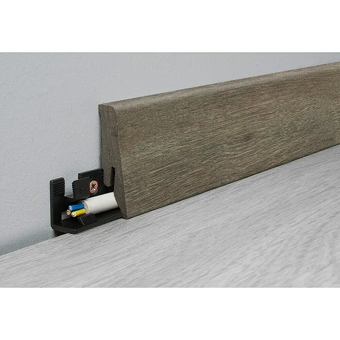 LOGOCLIC Aquaprotect Smart Sockelleiste K58 Tyri Oak - 260 cm x 18 mm x 58 mm, MDF/HDF - Sockelleiste aus Holz mit Kabelführung. Praktische Lösung, um Kabel ordentlich zu verlegen und gleichzeitig ein stilvolles Detail zu schaffen.
