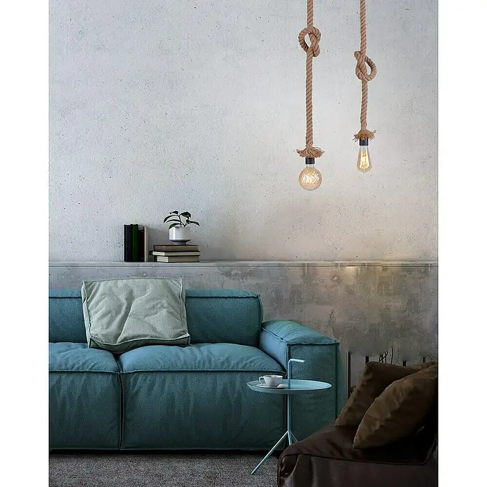 Just Light Rope Lámpara colgante - 60 W, L x An x Al: 3 x 9,5 x 120 cm, Natural, E27, 2 ud. - Primer plano de una sala de estar con un sofá azul, una mesa auxiliar y dos lámparas de cuerda decorativas.