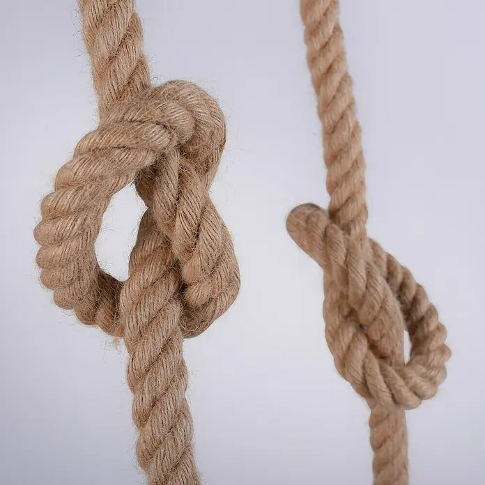 Just Light Rope Lámpara colgante - 60 W, L x An x Al: 3 x 9,5 x 120 cm, Natural, E27, 2 ud. - Primer plano de dos cuerdas atadas con nudos. Los nudos son intrincados y añaden un toque decorativo al material robusto.