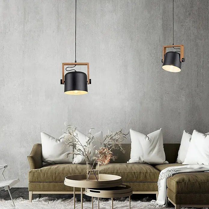 Just Light Cup Lámpara colgante - 60 W, L x An x Al: 24 x 24 x 120 cm, Negro/Madera, E27, 1 ud. - Dos elegantes lámparas colgantes negras y doradas con marcos de madera sobre un elegante salón con sofá y mesas auxiliares.