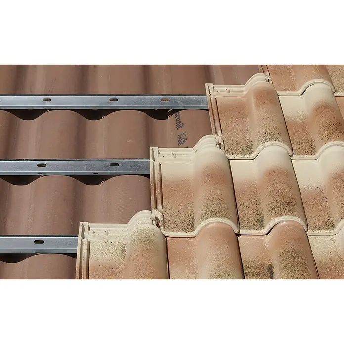 Euronit Placa de fibrocemento Granonda Go 177 - 2 m x 1,1 m x 6,5 mm, Terracota - Primer plano de tejas y rieles metálicos en un techo, mostrando una estructura de cubierta robusta y duradera.