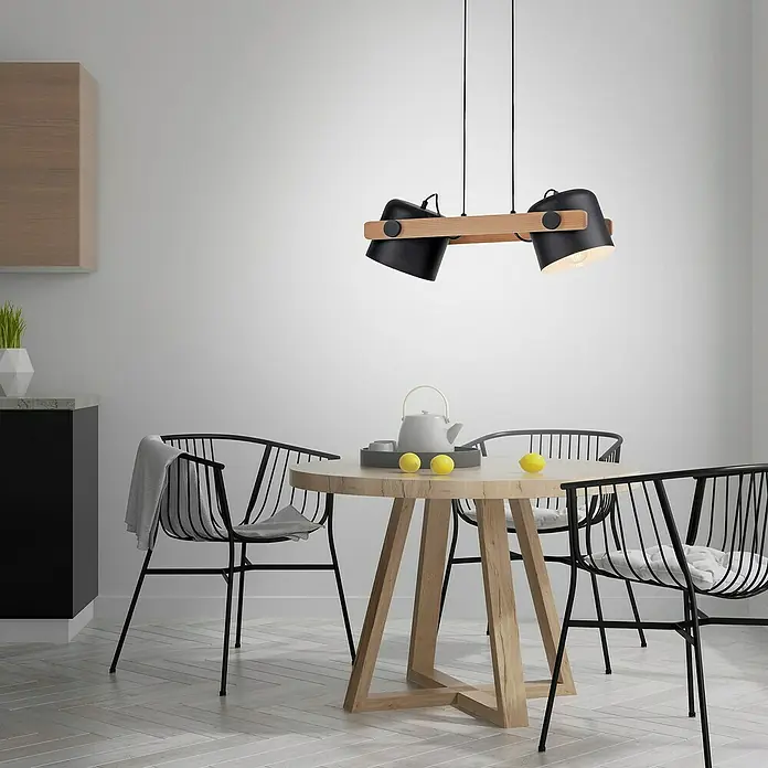 Just Light Cup Lámpara colgante - 120 W, L x An x Al: 23 x 63 x 120 cm, Negro/Madera, E27, 2 ud. - Iluminación moderna de comedor con una lámpara colgante negra sobre una mesa de madera con tres sillas. Diseño elegante para un ambiente elegante.