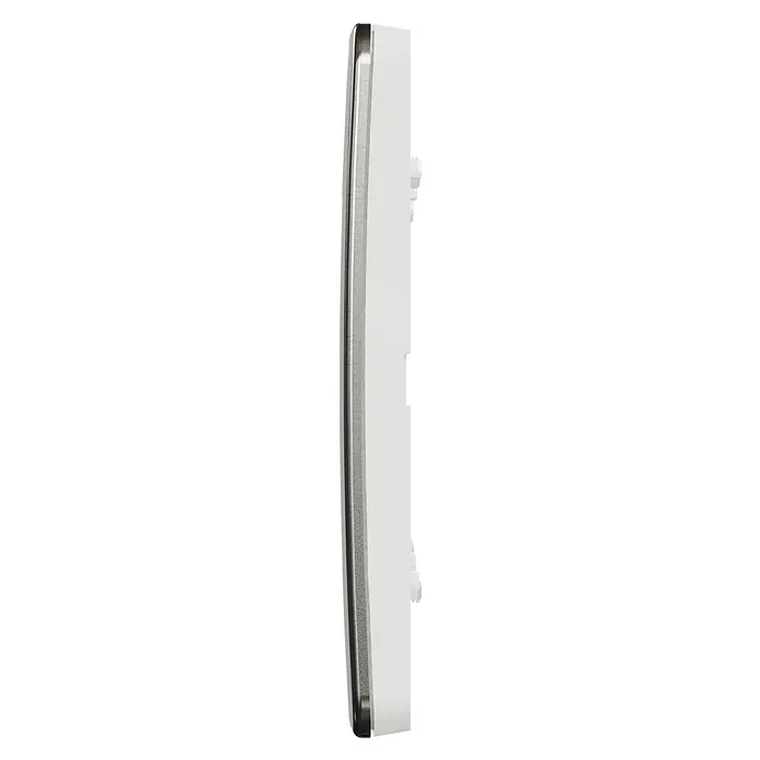 Schneider Electric New Unica Marco Studio - Metal/Aluminio, Modelo de mecanismos: x 3, Plástico, Instalar - Vista lateral de un termostato blanco con borde plateado. El diseño elegante del termostato se integra perfectamente en cualquier ambiente moderno.
