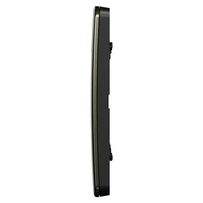 Schneider Electric New Unica Marco Studio - Metal/Carbono, Modelo de mecanismos: x 3, Plástico, Instalar - Vista detallada de un dispositivo negro moderno y delgado con marco plateado, que muestra un diseño elegante y artesanía de alta calidad.