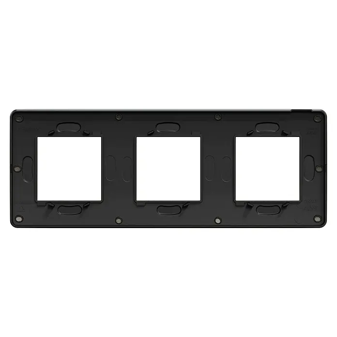 Schneider Electric New Unica Marco Studio - Metal/Carbono, Modelo de mecanismos: x 3, Plástico, Instalar - Tapa triple negra de Schneider Electric con tres aberturas cuadradas para interruptores o enchufes.