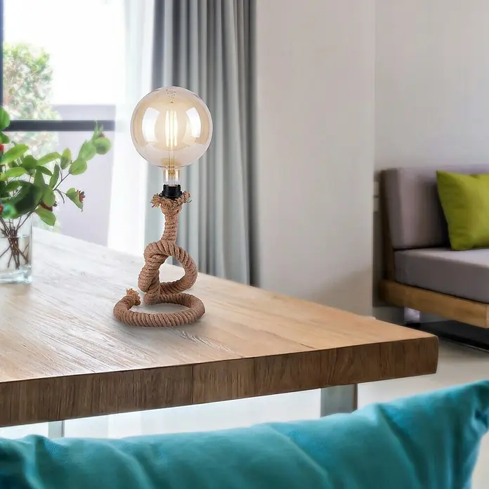 Just Light Rope Lámpara de sobremesa redonda - 15 W, Ø x Al: 20 x 33 cm, E27 - Primer plano de una lámpara de mesa decorativa con base de cuerda y bombilla grande sobre una mesa de madera.