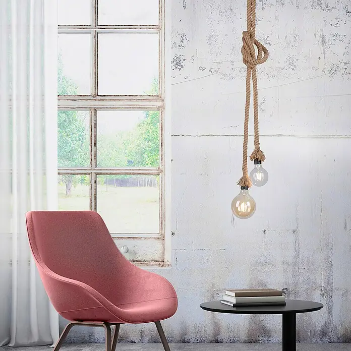 Just Light Rope Lámpara colgante redonda - 60 W, Ø x Al: 10 x 155 cm, Natural, E27, 2 ud. - Elegante interior con lámpara colgante de cuerda, sillón cómodo y mesa pequeña con libros.