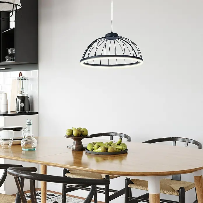 Forlight Lámpara colgante LED redonda Cercle - 24 W, Ø x Al: 39,5 x 120 cm, Blanco opal, Negro, Blanco neutro - Primer plano de una lámpara colgante moderna con un frutero en una mesa de comedor.