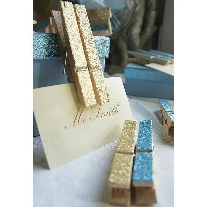 Fleur Purpurina Glitter - Light Blue, 90 g, Brillante - Tarjeta de invitación para Mr. Smith con pinzas de ropa doradas con purpurina sobre una mesa.