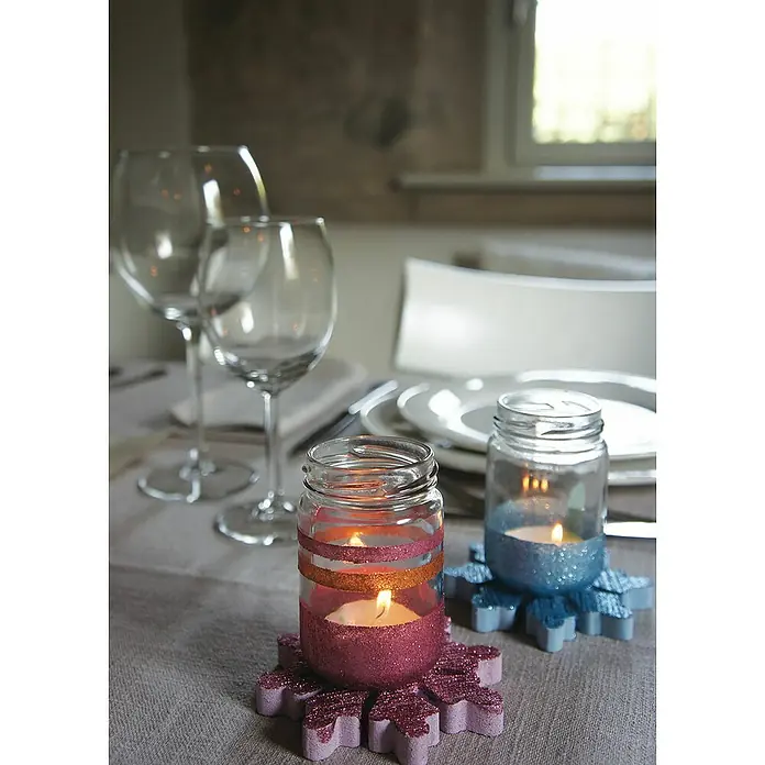 Fleur Purpurina Glitter - Light Blue, 90 g, Brillante - Mesa festiva con candelabros decorados en tarros de cristal en rosa y azul, ideales para crear ambiente.