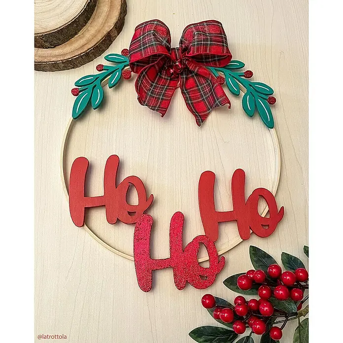 Fleur Purpurina Glitter - Cherry Red, 90 g, Brillante - Corona navideña festiva con lazo y letras "Ho Ho Ho", perfecta para la decoración navideña del hogar.