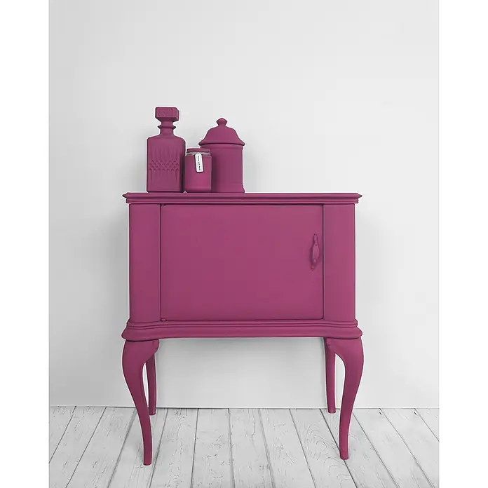 Fleur Pintura decorativa en spray Chalky Look - Penelope, Mate, 300 ml - Eleva tu hogar con este mueble vintage pintado de púrpura. La pieza perfecta para añadir un toque de color y elegancia a cualquier habitación.