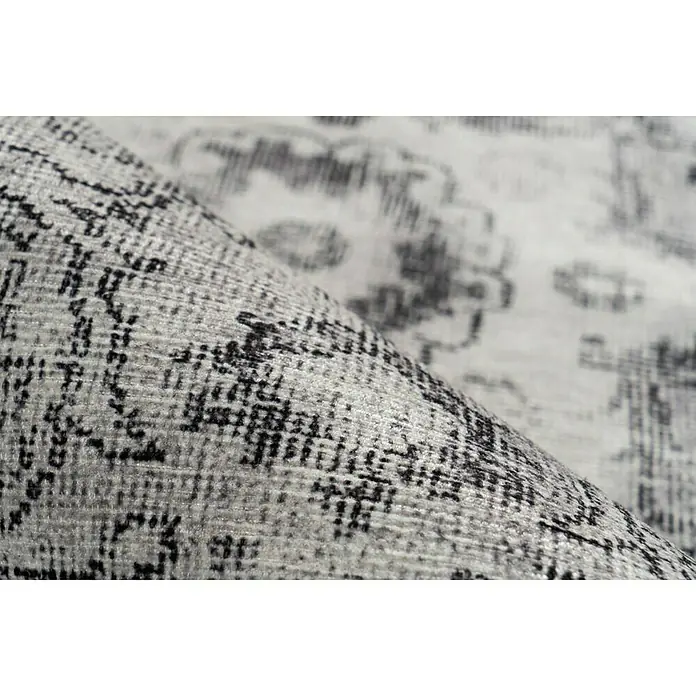 Kayoom Kurzflorteppich Vintage - Grau, 290 x 200 cm, 100 % Polyacryl - Nahaufnahme eines grau-schwarzen Teppichs mit detailliertem Muster, der Textur und Design hervorhebt.