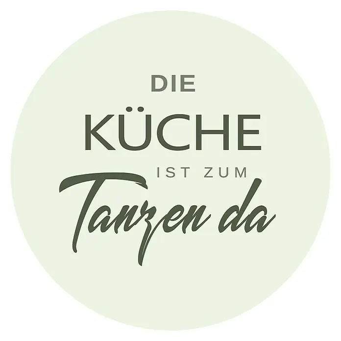 ProArt Glasbild - Küche zum Tanzen, Durchmesser: 20 cm - Abbildung eines kreisförmigen Küchendekors mit dem Text „Die Küche ist zum Tanzen da“ in olivgrüner Farbe.