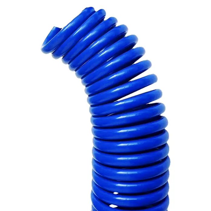 Kit de manguera en espiral Eva - Largo: 15 m, Plástico - Un primer plano de una manguera espiral azul enrollada, curvándose hacia la izquierda en una curva sobre un fondo de sombras profundas.