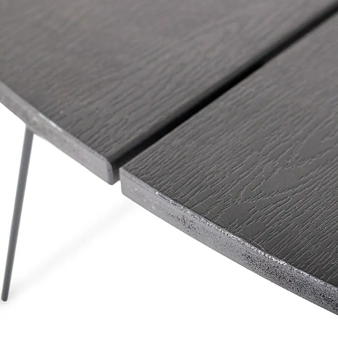 Mesa de jardín redonda Hardi - Ø x Al: 150 x 73 cm, Acero/Polywood, Negro - Primer plano de una elegante mesa gris con patas elegantes. El diseño moderno hace que esta mesa sea muy atractiva.