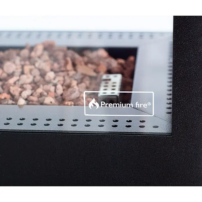 Estufa de exterior París - Potencia calorífica: 6,5 kW, Altura: 132,5 cm - Primer plano de una chimenea Premium Fire con piedras de lava y un control remoto.