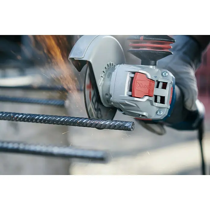 Bosch Professional X-Lock Elektro-Winkelschleifer GWX 14-125 - 1.400 W, Durchmesser Scheibe: 125 mm, Leerlaufdrehzahl: 11.000 U/min - Akkubetriebener Winkelschleifer X-Lock von Bosch in Aktion beim Schneiden von Stahl, wobei Funken fliegen. Hochwertige Bauweise für professionelle Anwendungen.