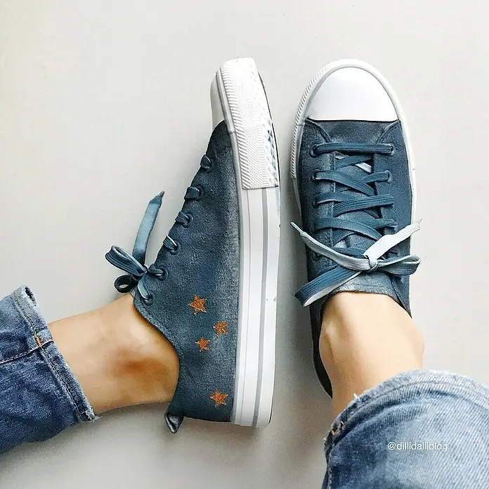 Fleur Pintura decorativa en spray Chalky Look - Tendetter Blau, Mate, 300 ml - Primer plano de zapatillas de denim azul con aplicaciones de estrellas y suelas blancas, que ofrecen un aspecto elegante e informal.