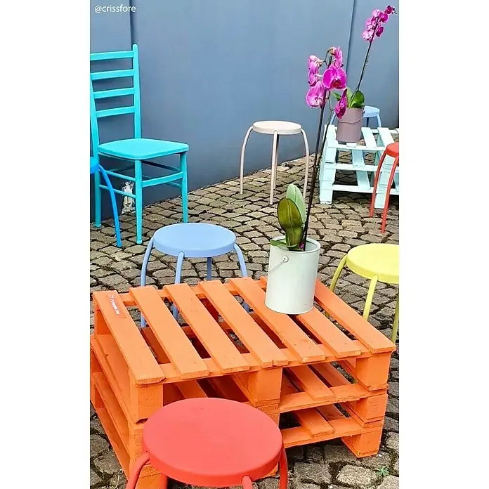 Fleur Pintura decorativa en spray Chalky Look - Smoky, Mate, 300 ml - Zona de jardín creativa con una mesa de palets naranja y taburetes de colores.