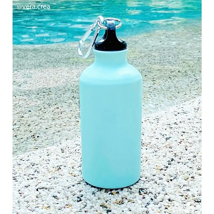 Fleur Pintura decorativa en spray Chalky Look - Capetown Azul, Mate, 300 ml - Botella de agua de acero inoxidable celeste con tapón negro y mosquetón sobre grava, ideal para hidratarse.