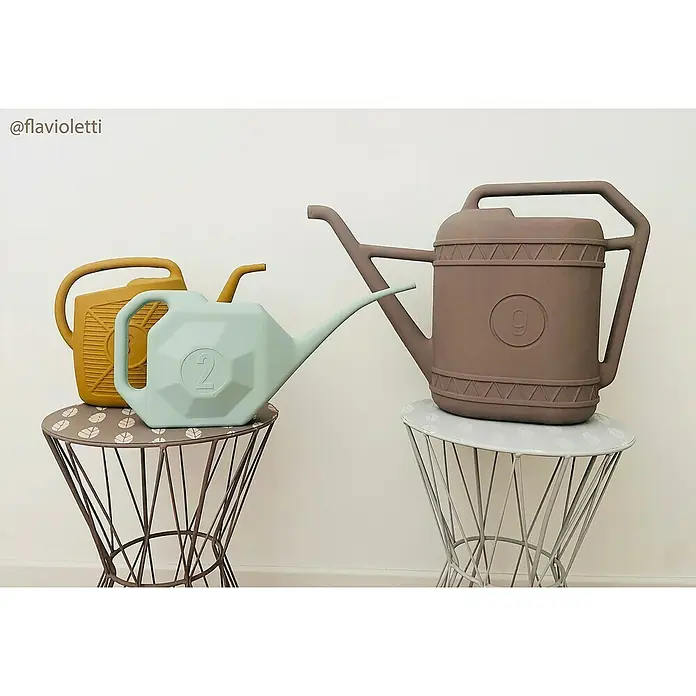 Fleur Pintura decorativa en spray Chalky Look - Indian Elephant, Mate, 300 ml - Tres regaderas de colores en mostaza, menta y gris pardo sobre pequeñas mesas auxiliares. Ayudantes de jardinería decorativos y prácticos para interior y exterior.