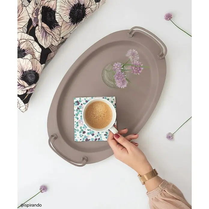 Fleur Pintura decorativa en spray Chalky Look - Indian Elephant, Mate, 300 ml - Bodegón con una taza de café en una bandeja, complementado con detalles florales y una pulsera elegante.