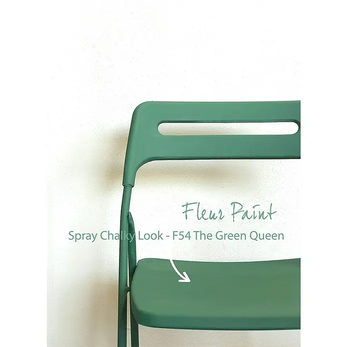 Fleur Pintura decorativa en spray Chalky Look - Verde Queen, Mate, 300 ml - Primer plano de una silla verde, pintada con Fleur Paint Spray Chalky Look - F54 The Green Queen para un acabado mate.