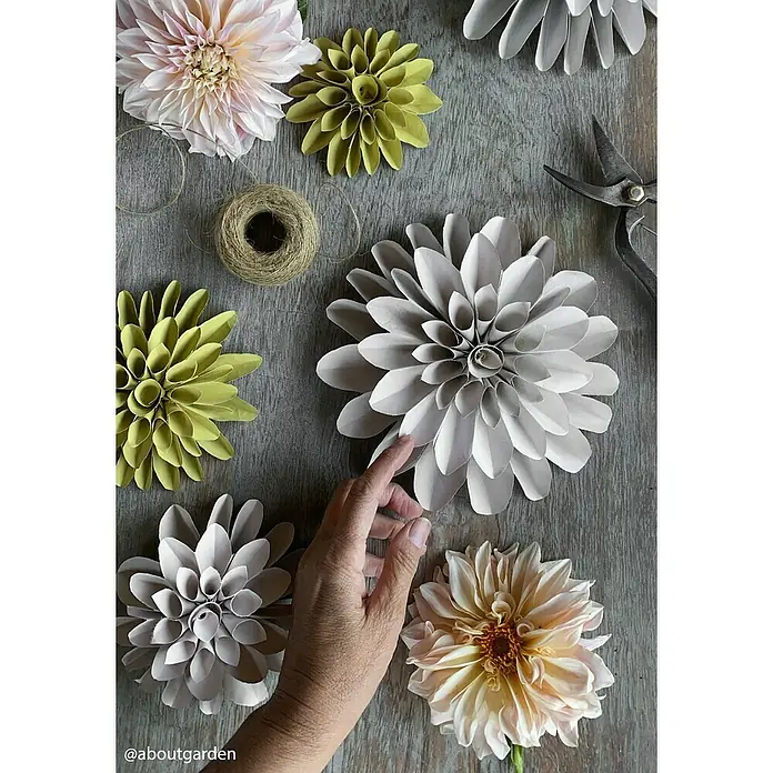 Fleur Pintura decorativa en spray Chalky Look - Flower Power, Mate, 300 ml - Presentación de flores de papel hechas a mano y dalias reales, dispuestas con cordel rústico y tijeras de jardinería sobre una superficie de madera gris.
