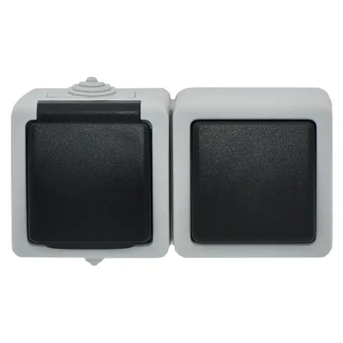 Conmutador con base - Corriente: 10 A - Primer plano de dos interruptores AP 900 de superficie blancos con botones negros, que ofrecen una solución robusta y fiable para tu instalación eléctrica.
