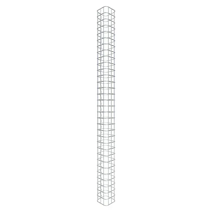 Gabiona Gabionensäule - 17 x 17 x 160 cm, Stahl, Maschenbreite: 50 mm, Maschenhöhe: 50 mm, Spirale - Stahlstruktur mit würfelförmigen Aussparungen für ein Bauprojekt. Die Stahlstruktur ist auf einem schwarzen Hintergrund fotografiert.