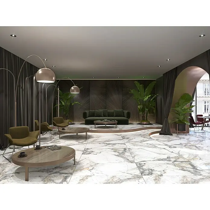 Feinsteinzeugfliese Marble Visage - 60 x 120 cm, Weiß/Grau/Gold, Glänzend - Elegantes Wohnzimmer mit Marmorboden, Olive-farbenen Möbeln und geschwungenen Lampen für eine luxuriöse Atmosphäre.