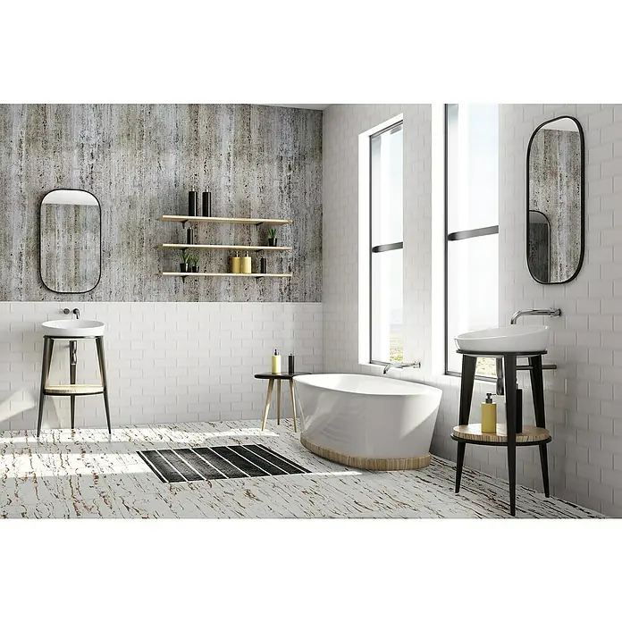Feinsteinzeugfliese Vegas - 60 x 60 cm, Weiß, Glänzend - Elegantes Badezimmer-Design mit freistehender Badewanne, Waschtischen und modernen Armaturen für ein stilvolles Ambiente.