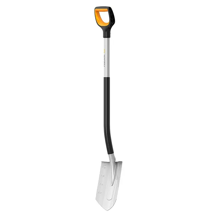 Fiskars Xact Gärtnerspaten - Arbeitsbreite: 19,2 cm, Blattform: Spitz, Länge: 1,2 m - Abgebildet ist ein Fiskars Spaten mit ergonomischem Griff und einer Skala auf dem Blatt, ideal für Gartenarbeiten und präzises Ausheben.
