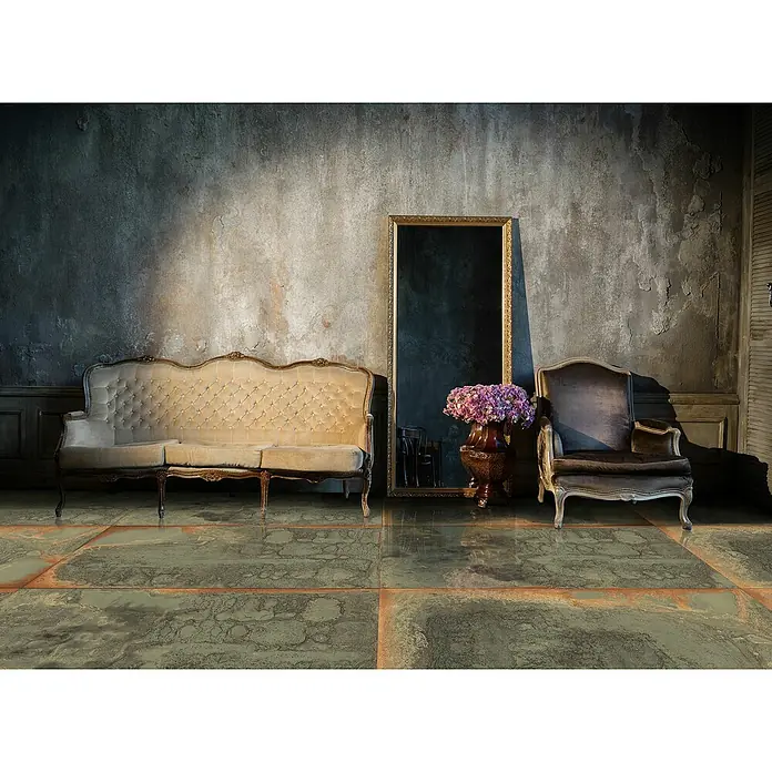 Feinsteinzeugfliese Oxyde - 60 x 120 cm, Grün, Glänzend - Elegantes Interieur mit Vintage-Sofa, Sessel und Spiegel vor einer strukturierten Wand, akzentuiert durch einen detailreichen Fliesenboden.
