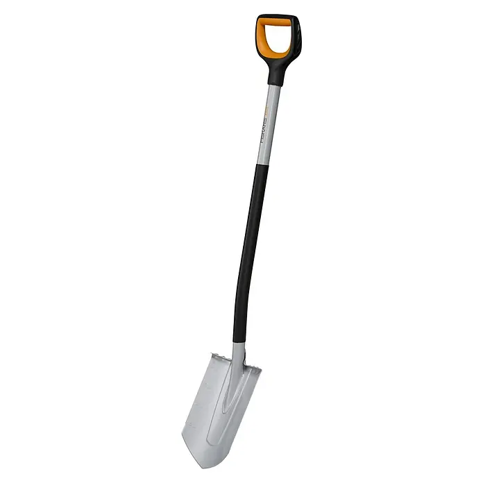 Fiskars Xact Gärtnerspaten - Arbeitsbreite: 19,2 cm, Blattform: Spitz, Länge: 1,2 m - Ein hochkantiges Bild einer Fiskars-Schaufel, die eine silberne Schaufel, einen schwarzen Griff und einen orangefarbenen D-Griff hat.