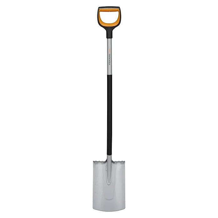 Fiskars Xact Gärtnerspaten - Arbeitsbreite: 19,2 cm, Blattform: Rund, Länge: 1,2 m - Eine Fiskars 131473 Spaten aus Metall mit einem schwarzen Griff und einem orangefarbenen Griffbereich.