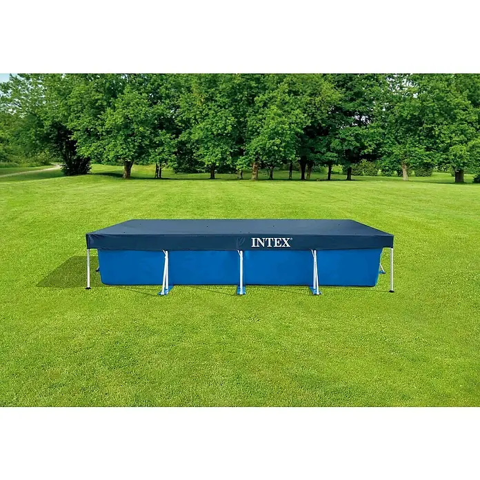 Intex Pool-Abdeckplane - 460 x 226 cm - Das Bild zeigt einen rechteckigen Intex-Pool mit einer dunkelblauen Abdeckung auf einer grünen Wiese vor Bäumen.