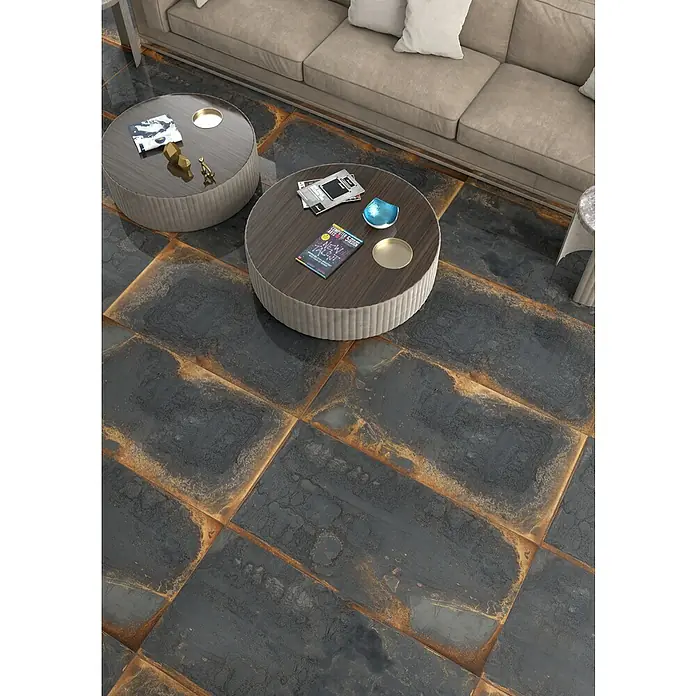 Feinsteinzeugfliese Oxyde - 60 x 120 cm, Anthrazit, Glänzend - Nahaufnahme eines modern gefliesten Wohnzimmers mit Couch und Couchtischen, die ein elegantes und zeitgemäßes Ambiente schaffen.
