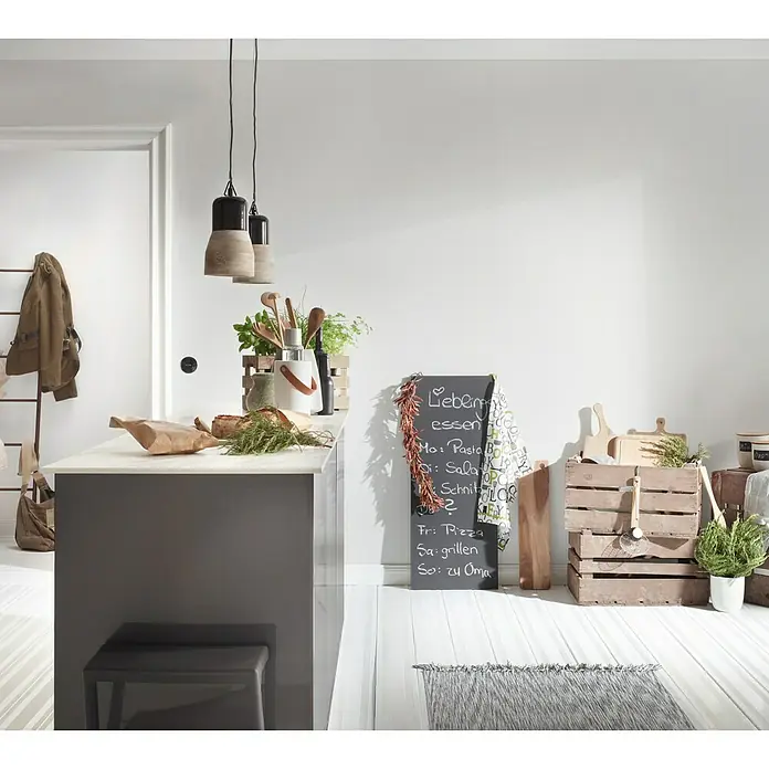 A.S. Création Flavour Vliestapete II - Weiß, Uni, 10,05 x 0,53 m - Küchenansicht mit Kochinsel, Pendelleuchten, Tafel mit Wochenmenü und Holzkisten als Dekoration für eine gemütliche Atmosphäre.